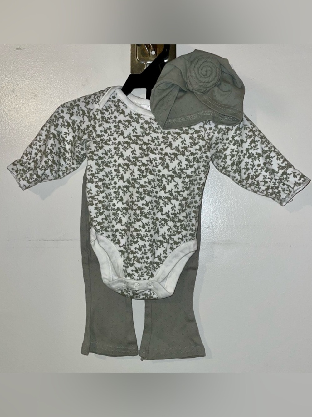 Jessica Simpson Olive Green Floral Long-Sleeve Onesie and Pants Set with Hat